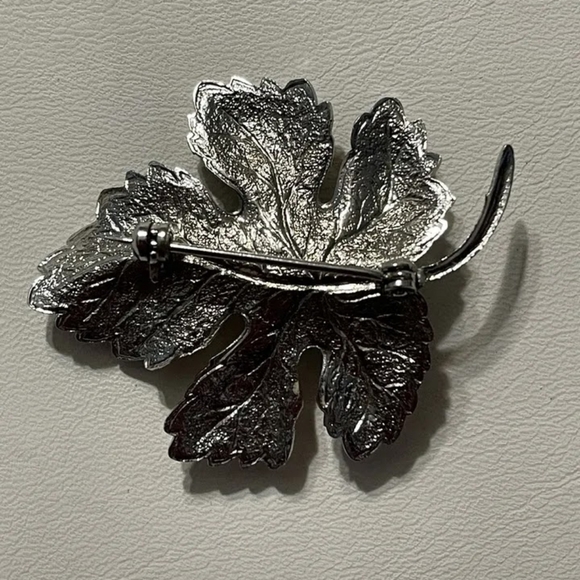 Unique Genuine Hematite Sterling Silver Leaf Pin - Picture 5 of 5